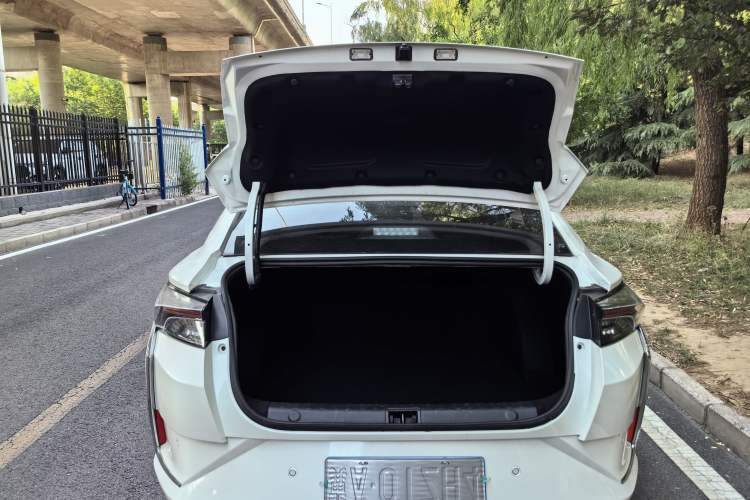 Used Dongfeng Aeolus Yixuan 2021 230T Automatic Glory Edition Trunk
