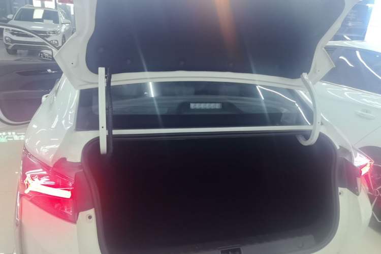 Used Dongfeng Aeolus Yixuan 2021 230T Automatic Chasing Shadow Edition Trunk