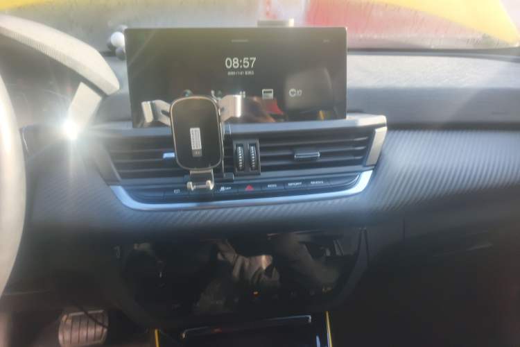 Used Dongfeng Aeolus Yixuan 2021 230T Automatic Hunter Edition Audio And AC Panel