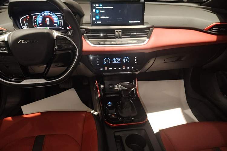 Used Dongfeng Aeolus Yixuan 2022 230T Automatic Adaptive-Beam Knight Edition Audio And AC Panel