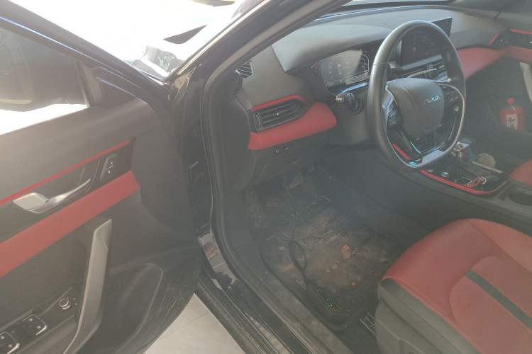 Used Dongfeng Aeolus Yixuan 2022 230T Automatic Adaptive-Beam Knight Edition Driver Seat