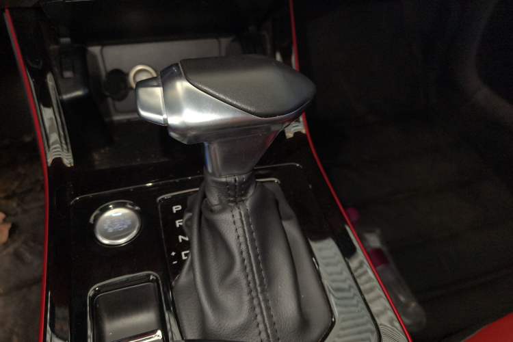 Used Dongfeng Aeolus Yixuan 2022 230T Automatic Adaptive-Beam Knight Edition Gear Lever