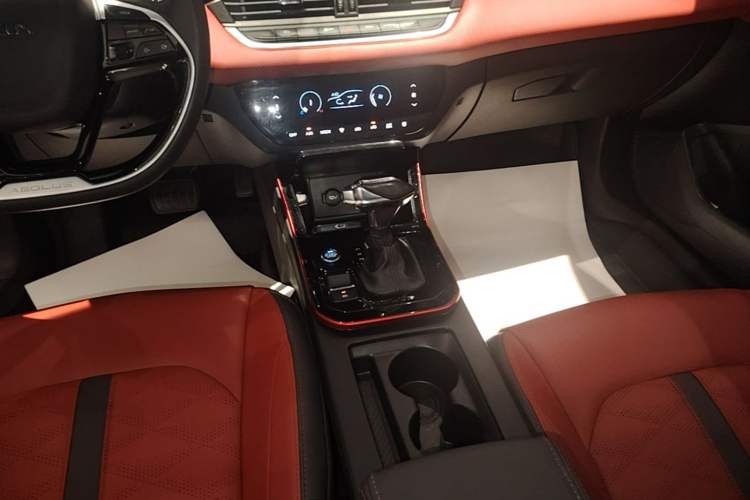 Used Dongfeng Aeolus Yixuan 2022 230T Automatic Adaptive-Beam Knight Edition Gear Lever