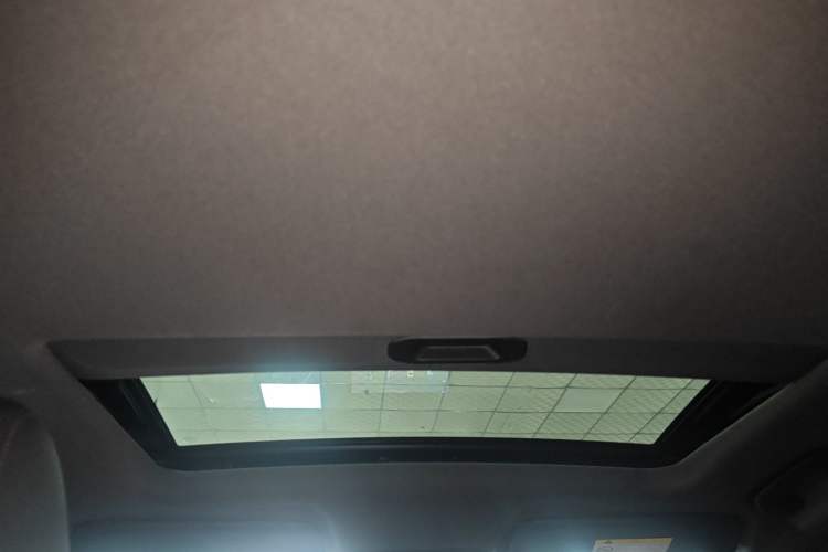 Used Dongfeng Aeolus Yixuan 2022 230T Automatic Adaptive-Beam Knight Edition Headliner