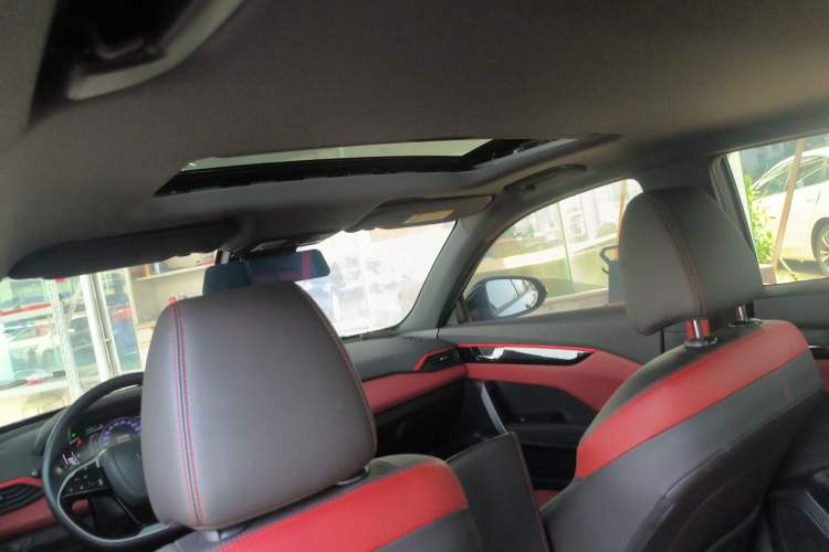 Used Dongfeng Aeolus Yixuan 2022 230T Automatic Adaptive-Beam Knight Edition Headliner