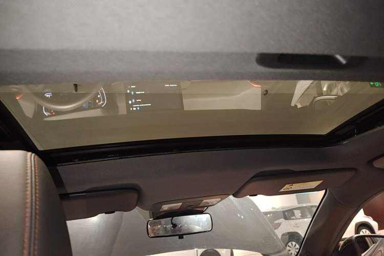 Used Dongfeng Aeolus Yixuan 2022 230T Automatic Adaptive-Beam Knight Edition Headliner