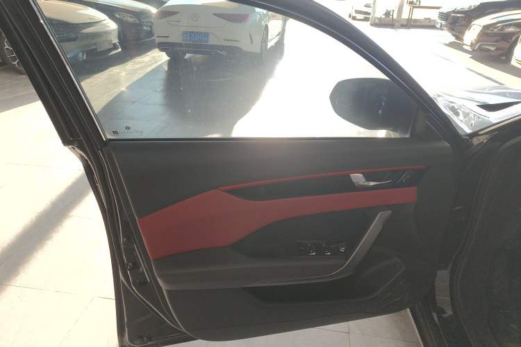 Used Dongfeng Aeolus Yixuan 2022 230T Automatic Adaptive-Beam Knight Edition Left Front Door Interior