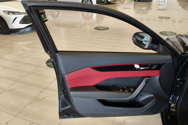 Used Dongfeng Aeolus Yixuan 2022 230T Automatic Adaptive-Beam Knight Edition Left Front Door Interior