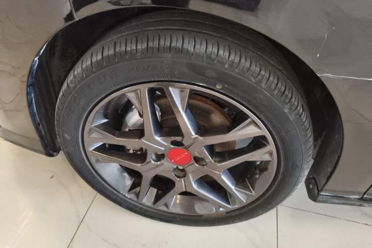 Used Dongfeng Aeolus Yixuan 2022 230T Automatic Adaptive-Beam Knight Edition Left Front Wheel Hub