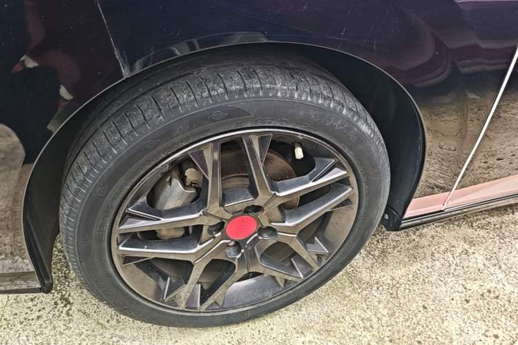 Used Dongfeng Aeolus Yixuan 2022 230T Automatic Adaptive-Beam Knight Edition Left Front Wheel Hub