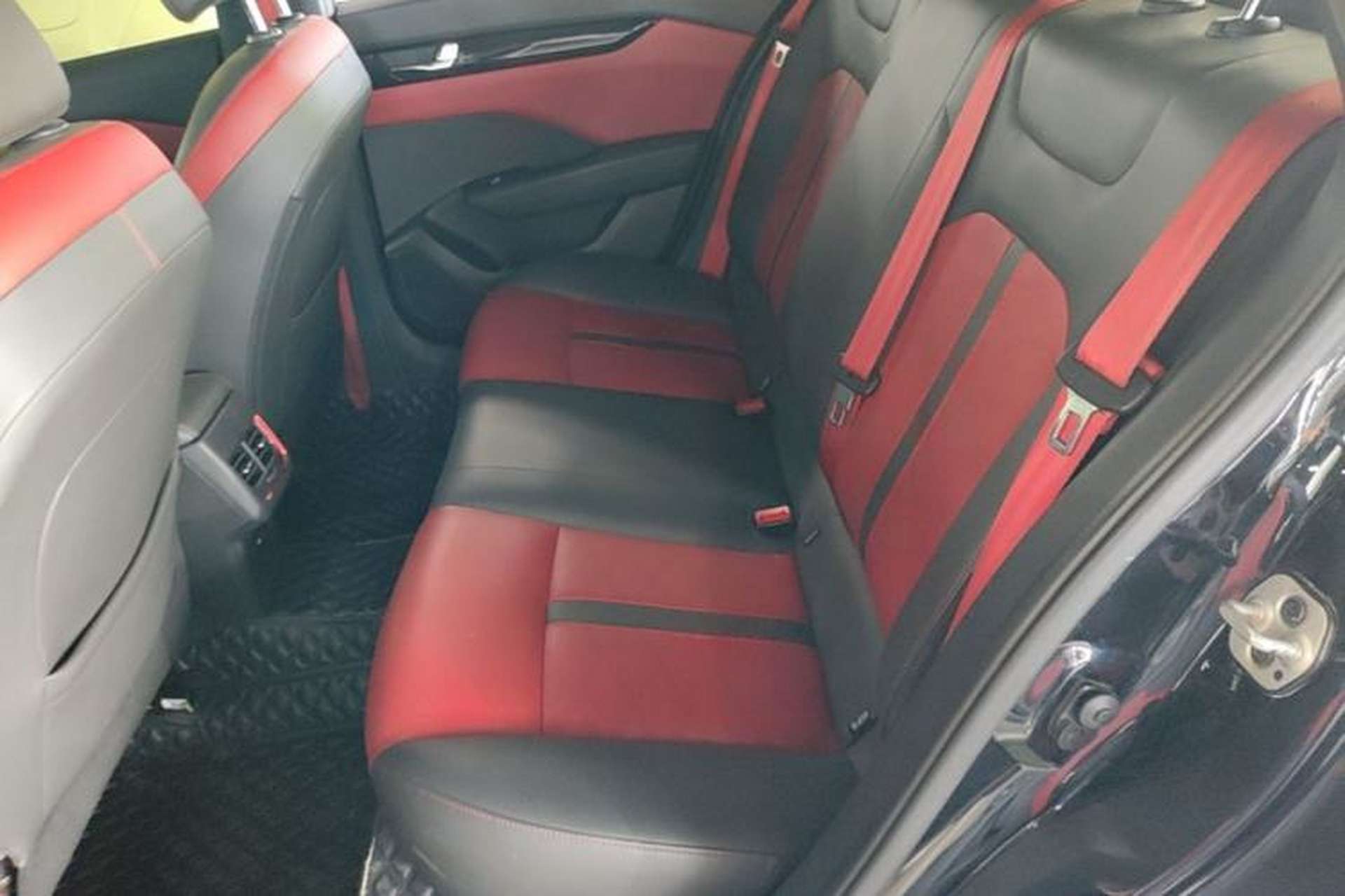 Used Dongfeng Aeolus Yixuan 2022 230T Automatic Adaptive-Beam Knight Edition Left Rear Seat