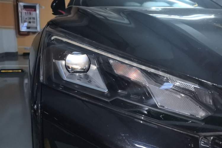 Used Dongfeng Aeolus Yixuan 2022 230T Automatic Adaptive-Beam Knight Edition Right Front Headlight