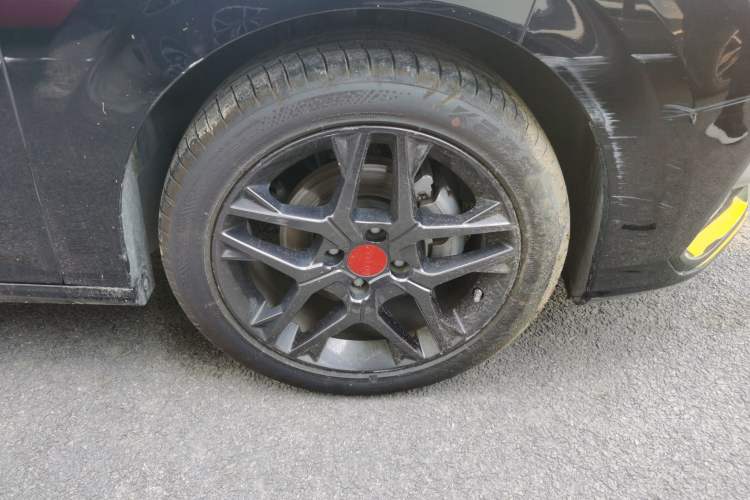 Used Dongfeng Aeolus Yixuan 2022 230T Automatic Adaptive-Beam Knight Edition Right Front Wheel Hub