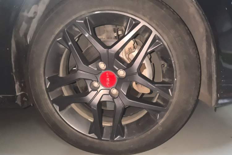 Used Dongfeng Aeolus Yixuan 2022 230T Automatic Adaptive-Beam Knight Edition Right Front Wheel Hub
