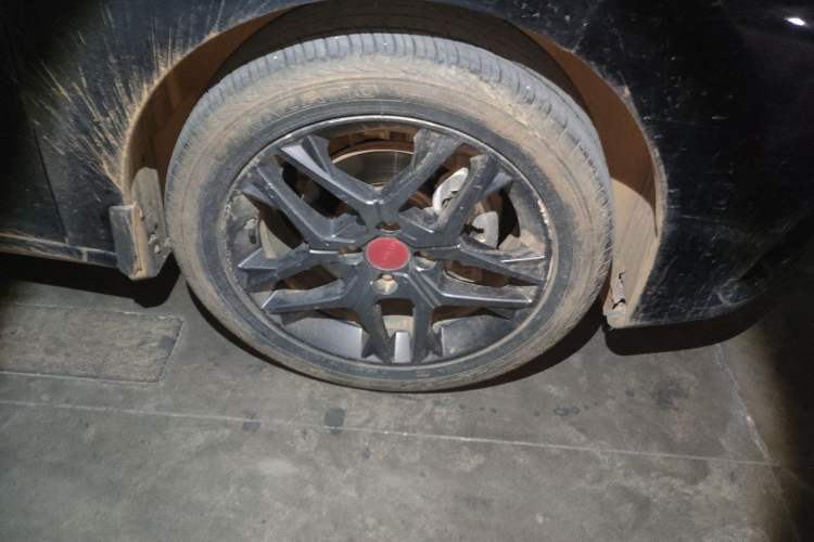 Used Dongfeng Aeolus Yixuan 2022 230T Automatic Adaptive-Beam Knight Edition Right Front Wheel Hub