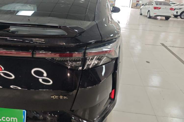 Used Dongfeng Aeolus Yixuan 2022 230T Automatic Adaptive-Beam Knight Edition Right Rear Taillight