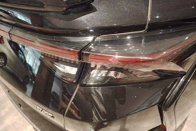 Used Dongfeng Aeolus Yixuan 2022 230T Automatic Adaptive-Beam Knight Edition Right Rear Taillight