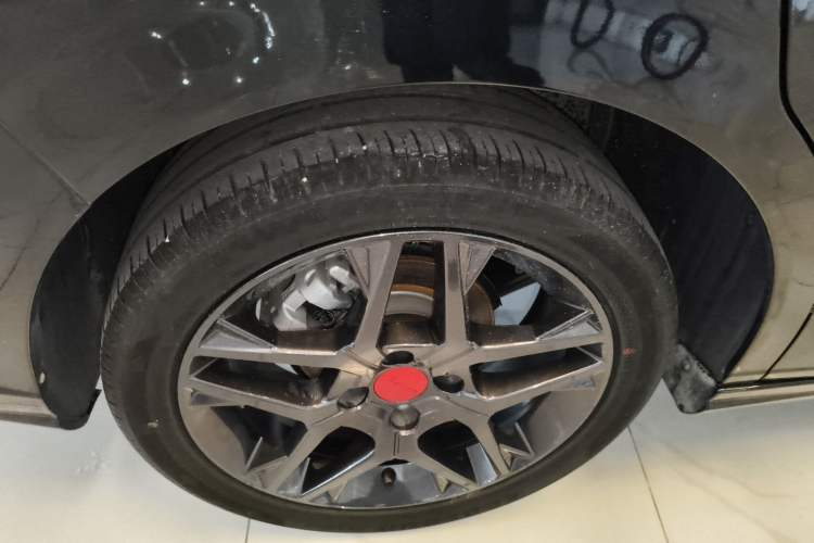 Used Dongfeng Aeolus Yixuan 2022 230T Automatic Adaptive-Beam Knight Edition Right Rear Wheel Hub