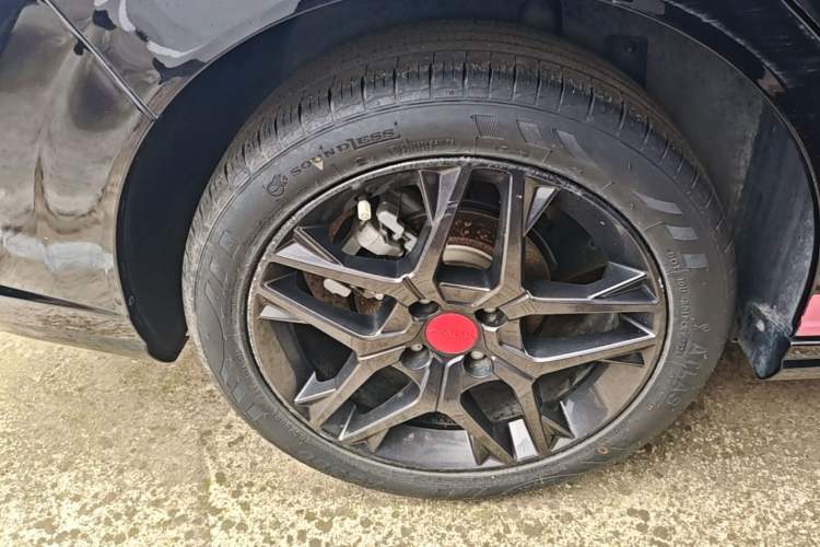 Used Dongfeng Aeolus Yixuan 2022 230T Automatic Adaptive-Beam Knight Edition Right Rear Wheel Hub