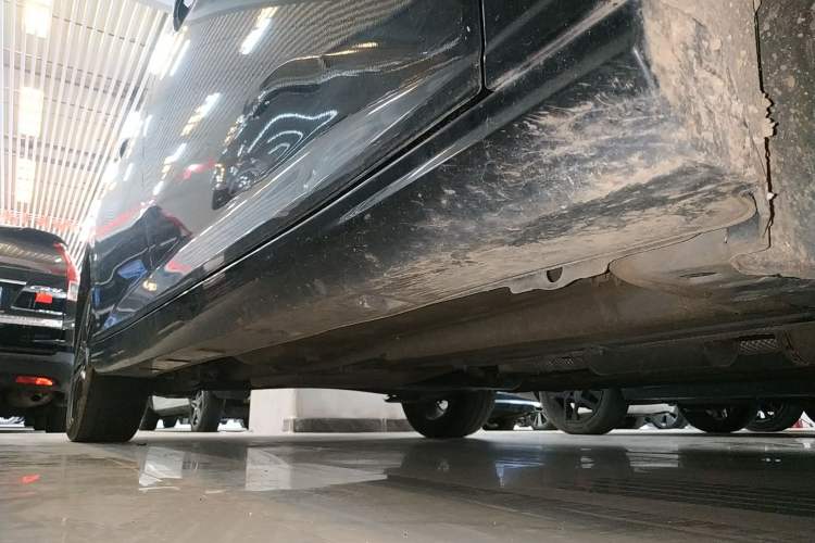 Used Dongfeng Aeolus Yixuan 2022 230T Automatic Tiger Roar Edition Right Side Sill