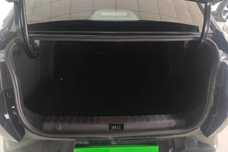 Used Dongfeng Aeolus Yixuan 2022 230T Automatic Adaptive-Beam Knight Edition Trunk