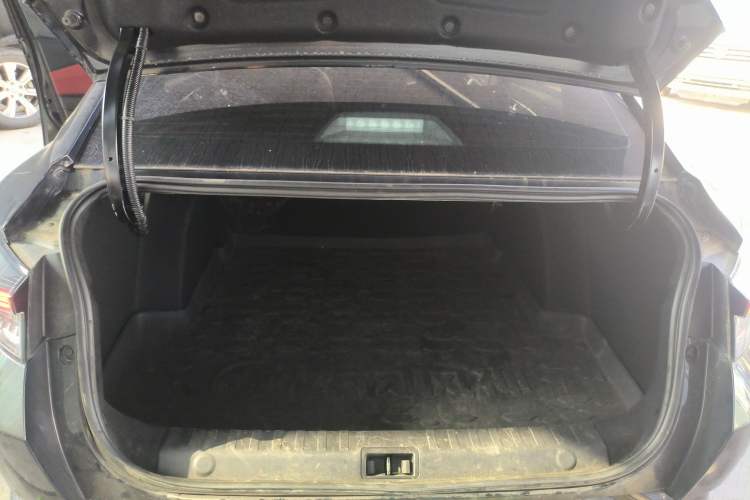 Used Dongfeng Aeolus Yixuan 2022 230T Automatic Adaptive-Beam Knight Edition Trunk