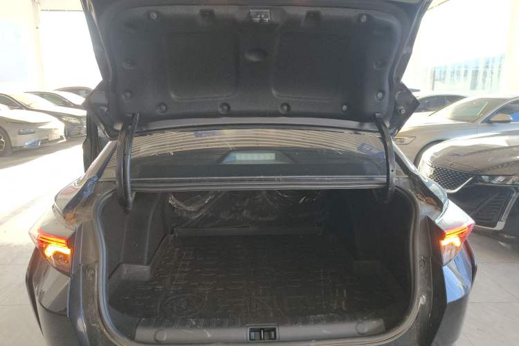 Used Dongfeng Aeolus Yixuan 2022 230T Automatic Adaptive-Beam Knight Edition Trunk