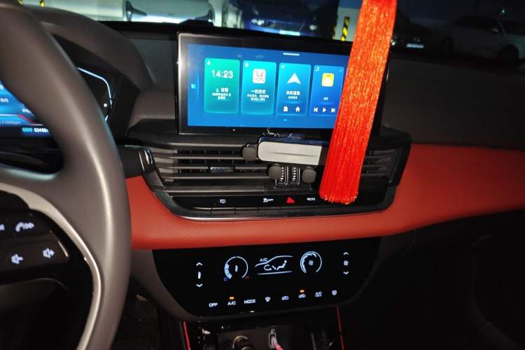 Used Dongfeng Aeolus Yixuan 2022 230T Automatic Adaptive-Beam Knight Edition Audio And AC Panel