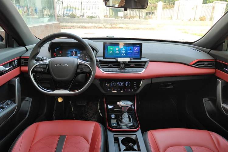 Used Dongfeng Aeolus Yixuan 2022 230T Automatic Adaptive-Beam Knight Edition Center Console