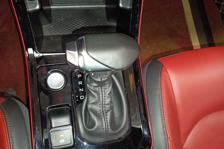 Used Dongfeng Aeolus Yixuan 2022 230T Automatic Adaptive-Beam Knight Edition Gear Lever