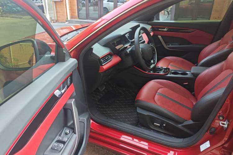 Used Dongfeng Aeolus Yixuan 2022 230T Automatic Adaptive-Beam Knight Edition Interior 3