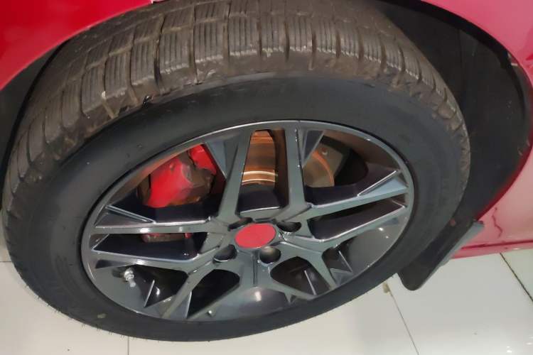 Used Dongfeng Aeolus Yixuan 2022 230T Automatic Adaptive-Beam Knight Edition Left Front Wheel Hub