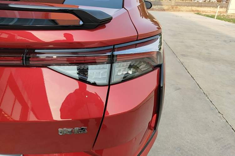 Used Dongfeng Aeolus Yixuan 2022 230T Automatic Adaptive-Beam Knight Edition Right Rear Taillight