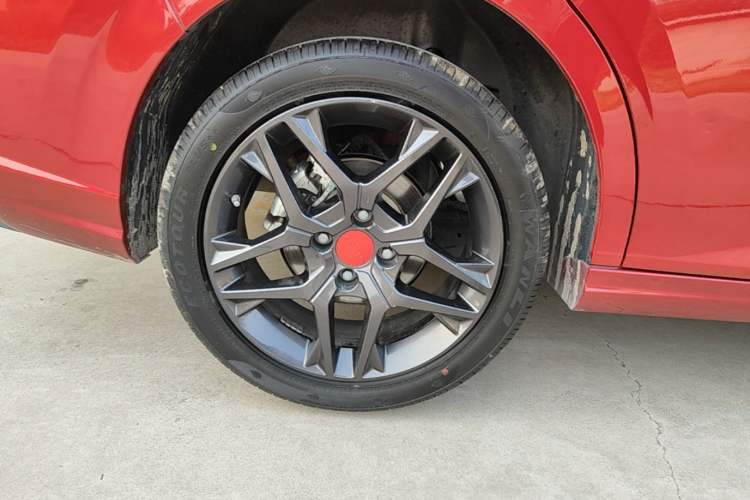 Used Dongfeng Aeolus Yixuan 2022 230T Automatic Adaptive-Beam Knight Edition Right Rear Wheel Hub
