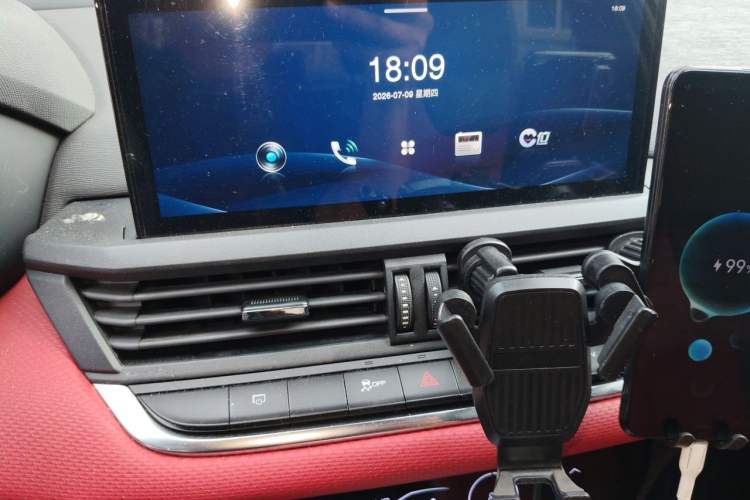 Used Dongfeng Aeolus Yixuan 2022 230T Automatic Adaptive-Beam Knight Edition Audio And AC Panel