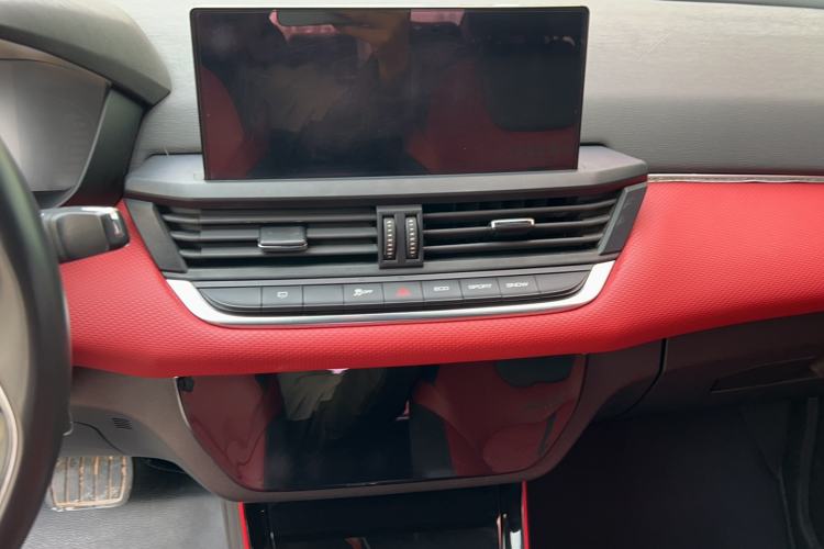 Used Dongfeng Aeolus Yixuan 2022 230T Automatic Adaptive-Beam Knight Edition Audio And AC Panel