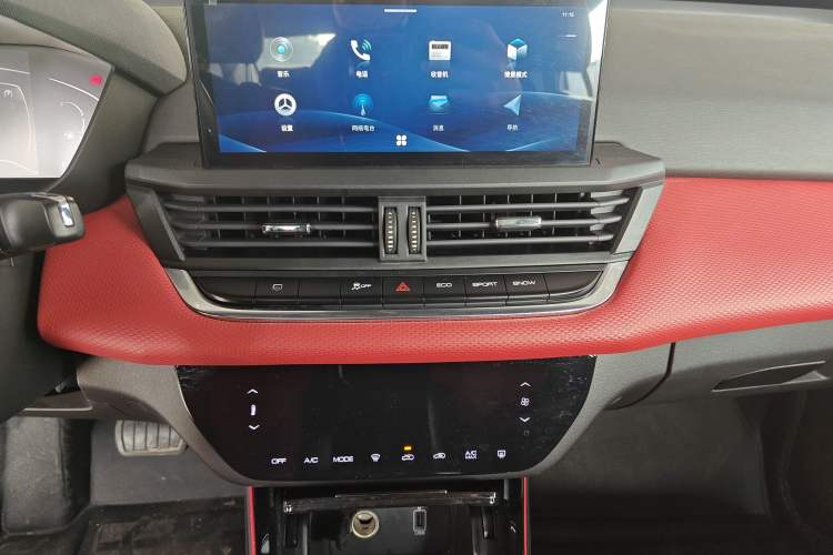 Used Dongfeng Aeolus Yixuan 2022 230T Automatic Adaptive-Beam Knight Edition Audio And AC Panel