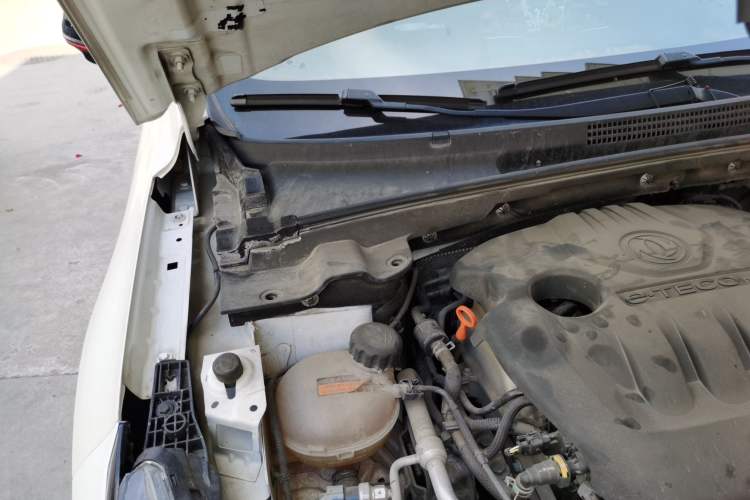Used Dongfeng Aeolus Yixuan 2022 230T Automatic Adaptive-Beam Knight Edition Engine Bay Right