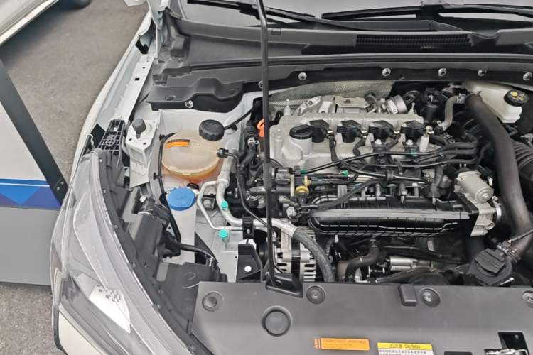 Used Dongfeng Aeolus Yixuan 2022 230T Automatic Adaptive-Beam Knight Edition Engine Bay Right