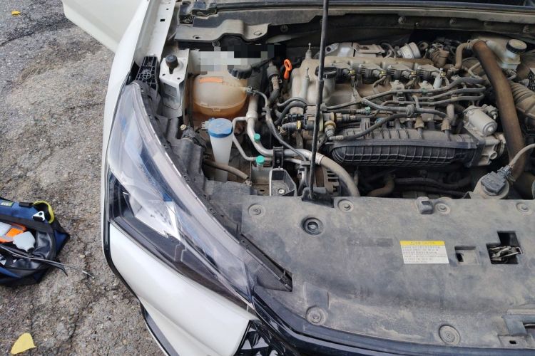 Used Dongfeng Aeolus Yixuan 2022 230T Automatic Adaptive-Beam Knight Edition Engine Bay Right