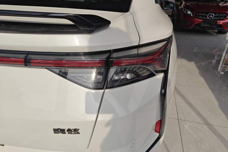Used Dongfeng Aeolus Yixuan 2022 230T Automatic Adaptive-Beam Knight Edition Exterior 2
