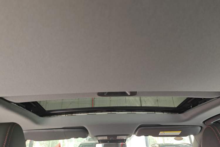 Used Dongfeng Aeolus Yixuan 2022 230T Automatic Adaptive-Beam Knight Edition Headliner