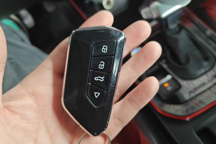 Used Dongfeng Aeolus Yixuan 2022 230T Automatic Adaptive-Beam Knight Edition Interior 1