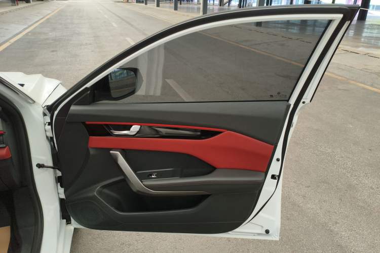 Used Dongfeng Aeolus Yixuan 2022 230T Automatic Adaptive-Beam Knight Edition Interior 5
