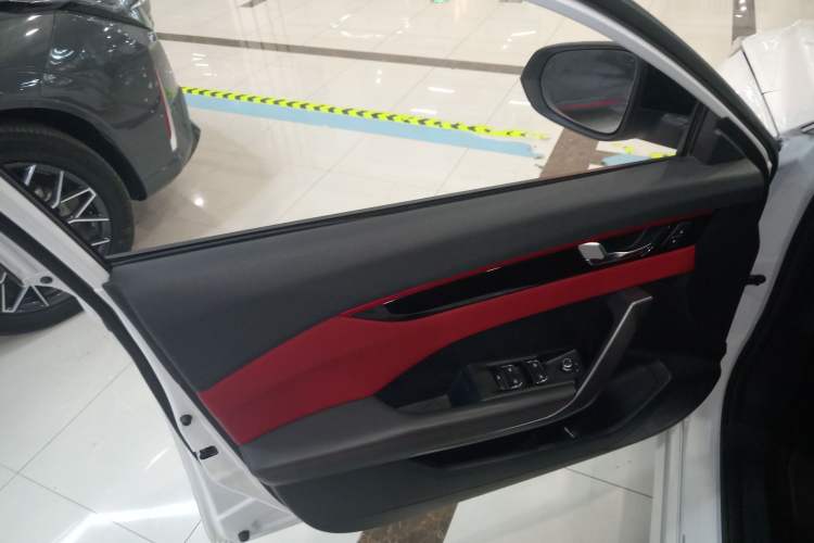 Used Dongfeng Aeolus Yixuan 2022 230T Automatic Adaptive-Beam Knight Edition Left Front Door Interior