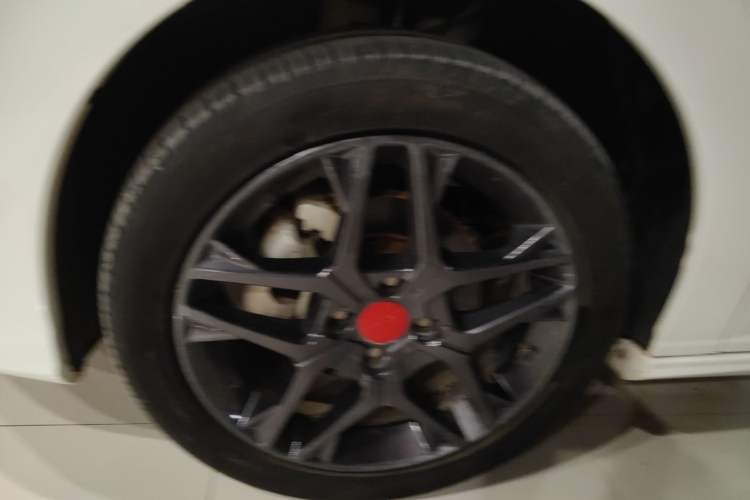 Used Dongfeng Aeolus Yixuan 2022 230T Automatic Adaptive-Beam Knight Edition Left Front Wheel Hub