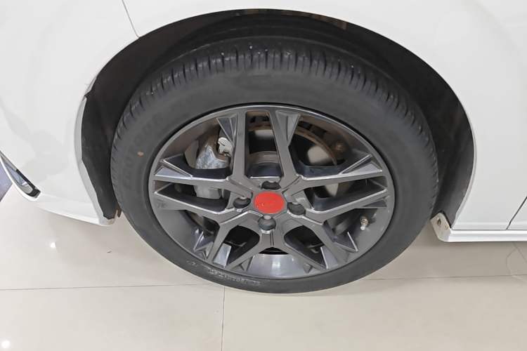 Used Dongfeng Aeolus Yixuan 2022 230T Automatic Adaptive-Beam Knight Edition Left Front Wheel Hub