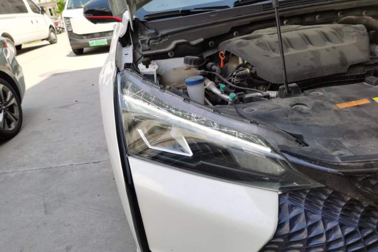 Used Dongfeng Aeolus Yixuan 2022 230T Automatic Adaptive-Beam Knight Edition Right Front Headlight