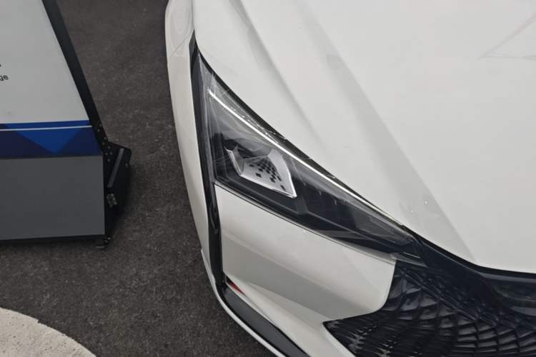 Used Dongfeng Aeolus Yixuan 2022 230T Automatic Adaptive-Beam Knight Edition Right Front Headlight