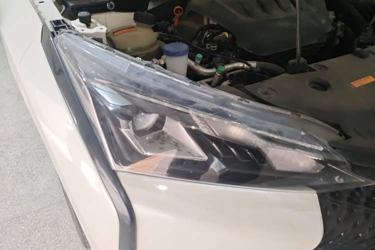 Used Dongfeng Aeolus Yixuan 2022 230T Automatic Adaptive-Beam Knight Edition Right Front Headlight